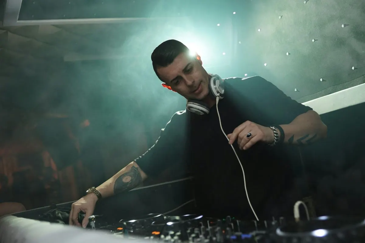 DJs bei einem Auftritt